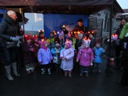 Vystoupení  dětí při rozsvícení stromu na Vlkavě, jarmark